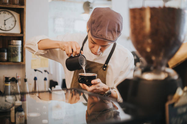 image d'un barista qui sert du café